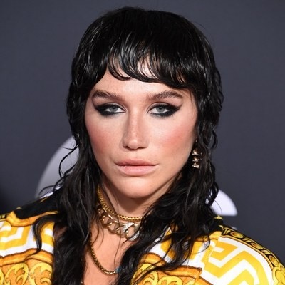 kesha cu o tunsoare cu aspect negru shag ud 